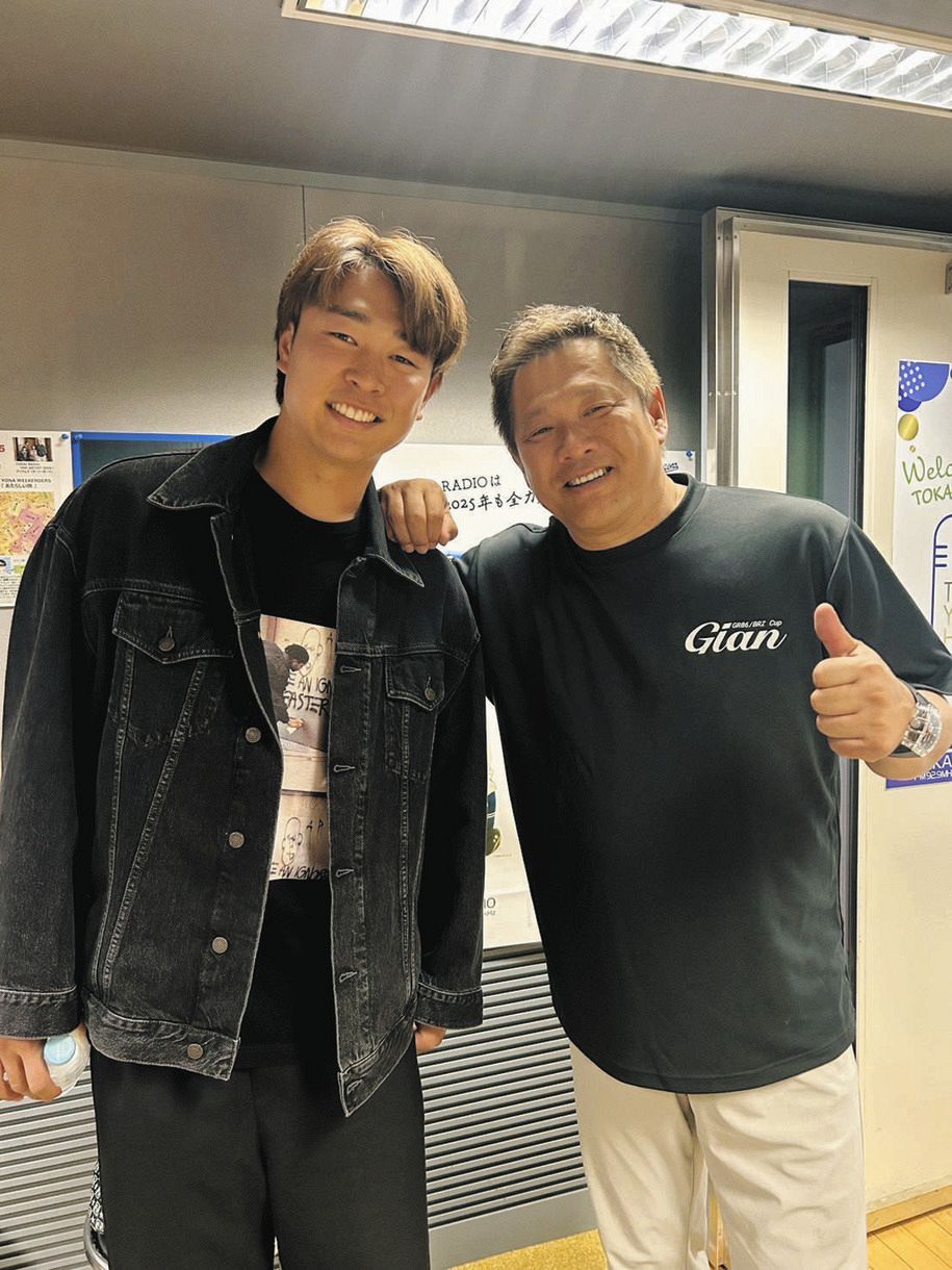 山崎武司さんと中日・高橋宏（山崎さんのXから）