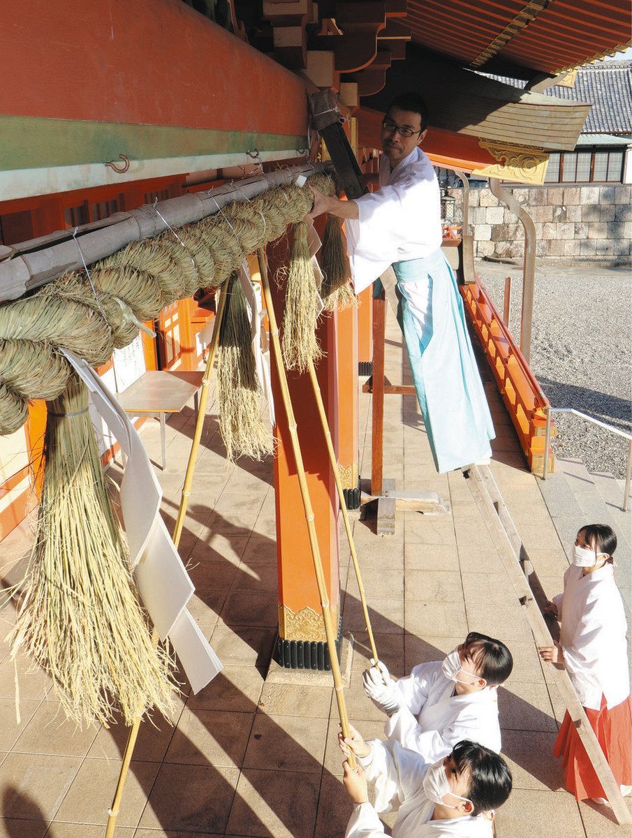 よき年願い、しめ縄新調 浜松・五社神社：中日新聞しずおかWeb