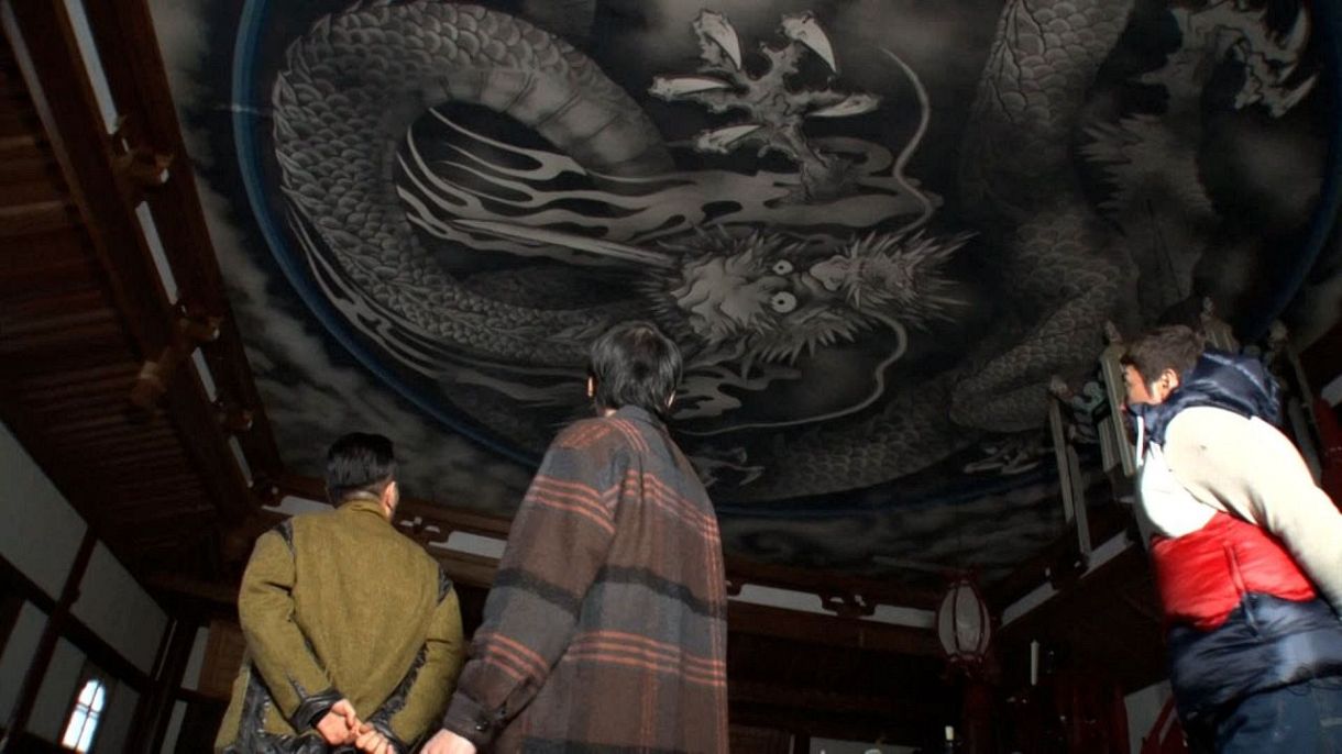 天龍寺にある雲龍図を見上げる（左から）山内、濱家、一茂