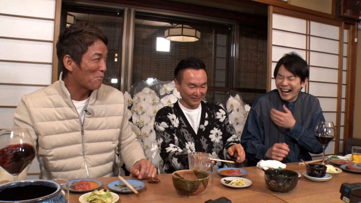 肉割烹店で食事を楽しむ（左から）一茂、山内、濱家