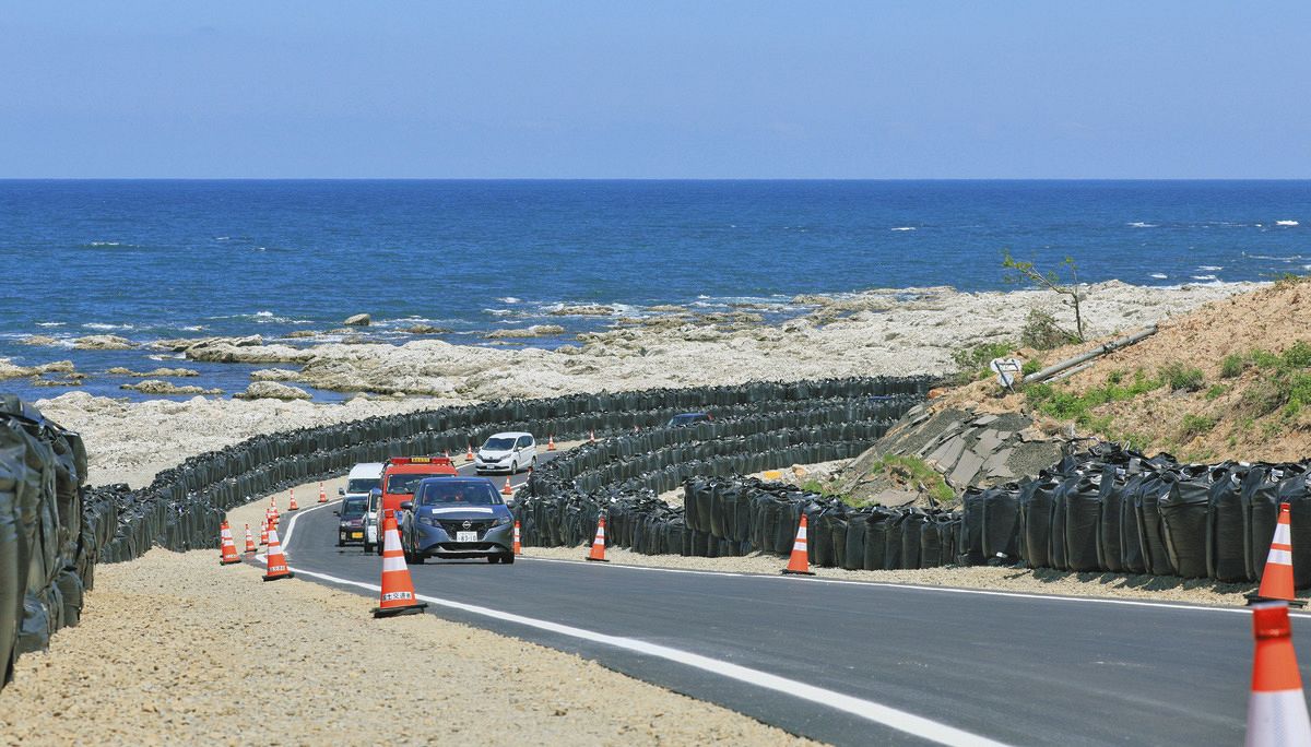 能登半島地震で寸断した国道249号の迂回路開通 隆起した海岸に応急造成：中日新聞Web