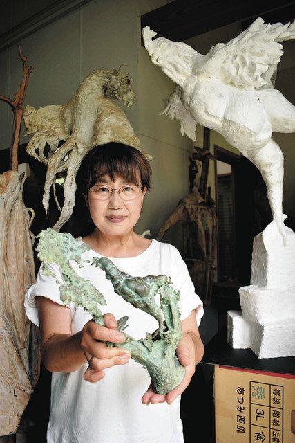 みえ人もよう＞ ニワトリ題材の作品を追求する彫刻家 田中厚好さん：中