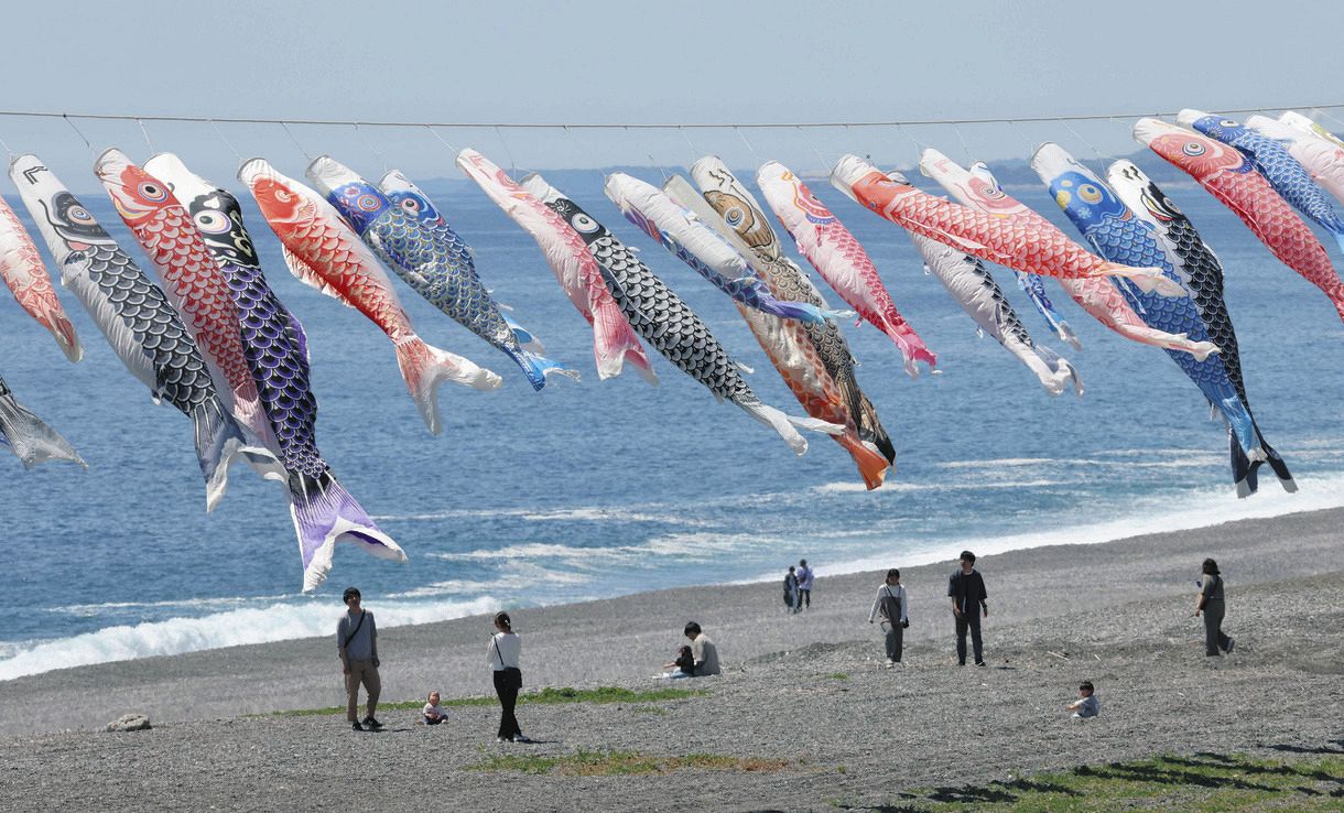 鯉のぼり250匹、潮風に揺られ晴天を泳ぐ 三重・熊野の七里御浜：中日