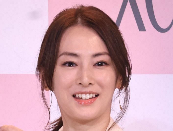 ギャップが凄い…物乞い姿の北川景子、『ピースサイン』投稿にファン