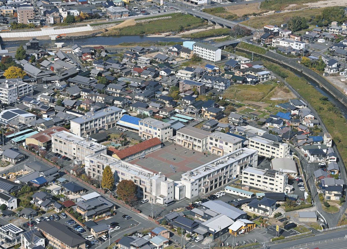 県内最多の生徒数を誇り、部活でも名をはせる中京高＝瑞浪市土岐町で、本社ヘリ「あさづる」から
