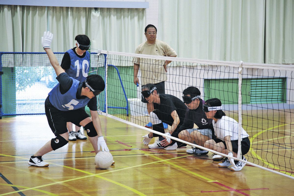 練習に励む選手たち＝津市高茶屋の県立盲学校で
