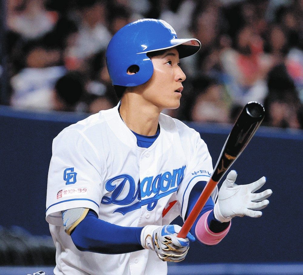 ４回裏無死、上林が右越えに先制ソロを放つ