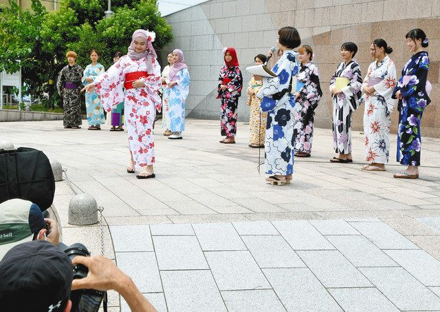 自ら着付けた浴衣を来場者に披露するモデルたち＝湖西市鷲津のＪＲ鷲津駅前ひまわり広場で 