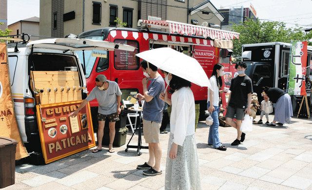 キッチンカーに並ぶ来場者＝湖西市鷲津のＪＲ鷲津駅前ひまわり広場で 