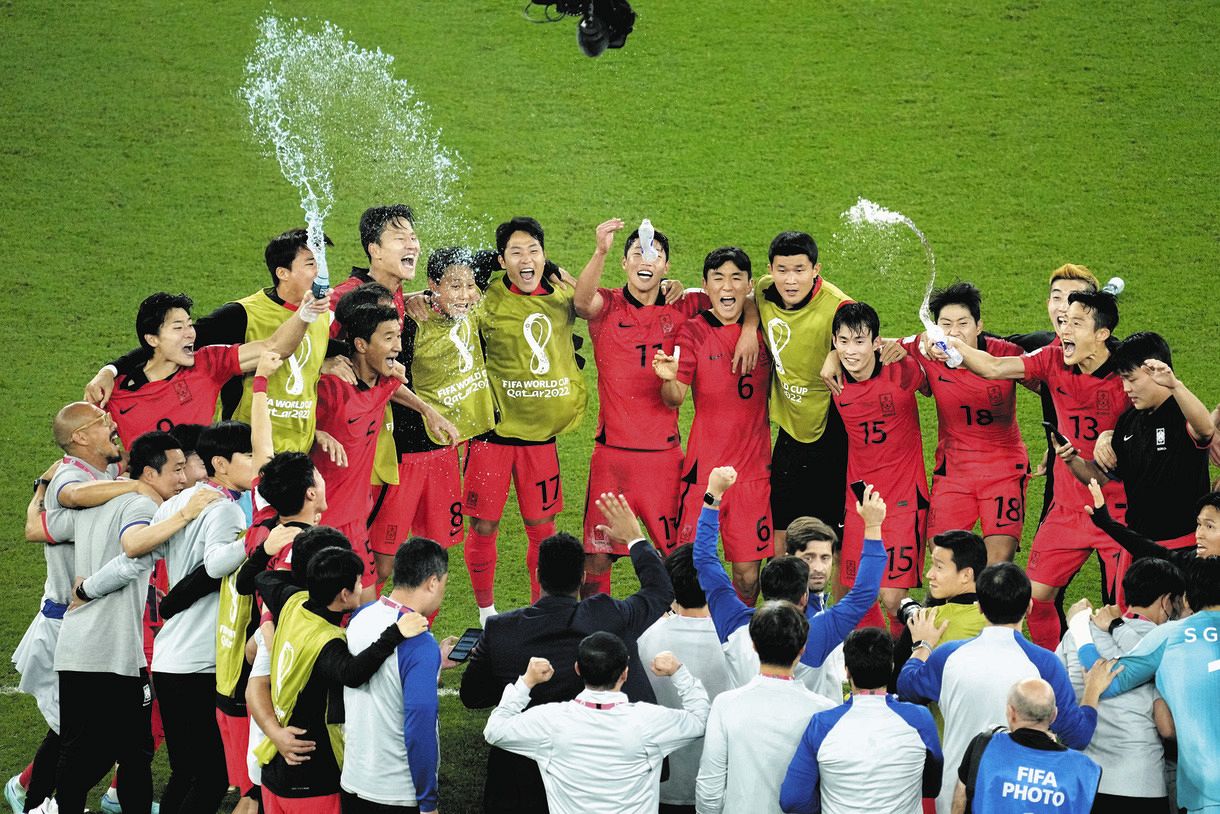 写真 歓喜のシャワー 決勝t進出を決め大喜びする韓国イレブン 中日スポーツ 東京中日スポーツ