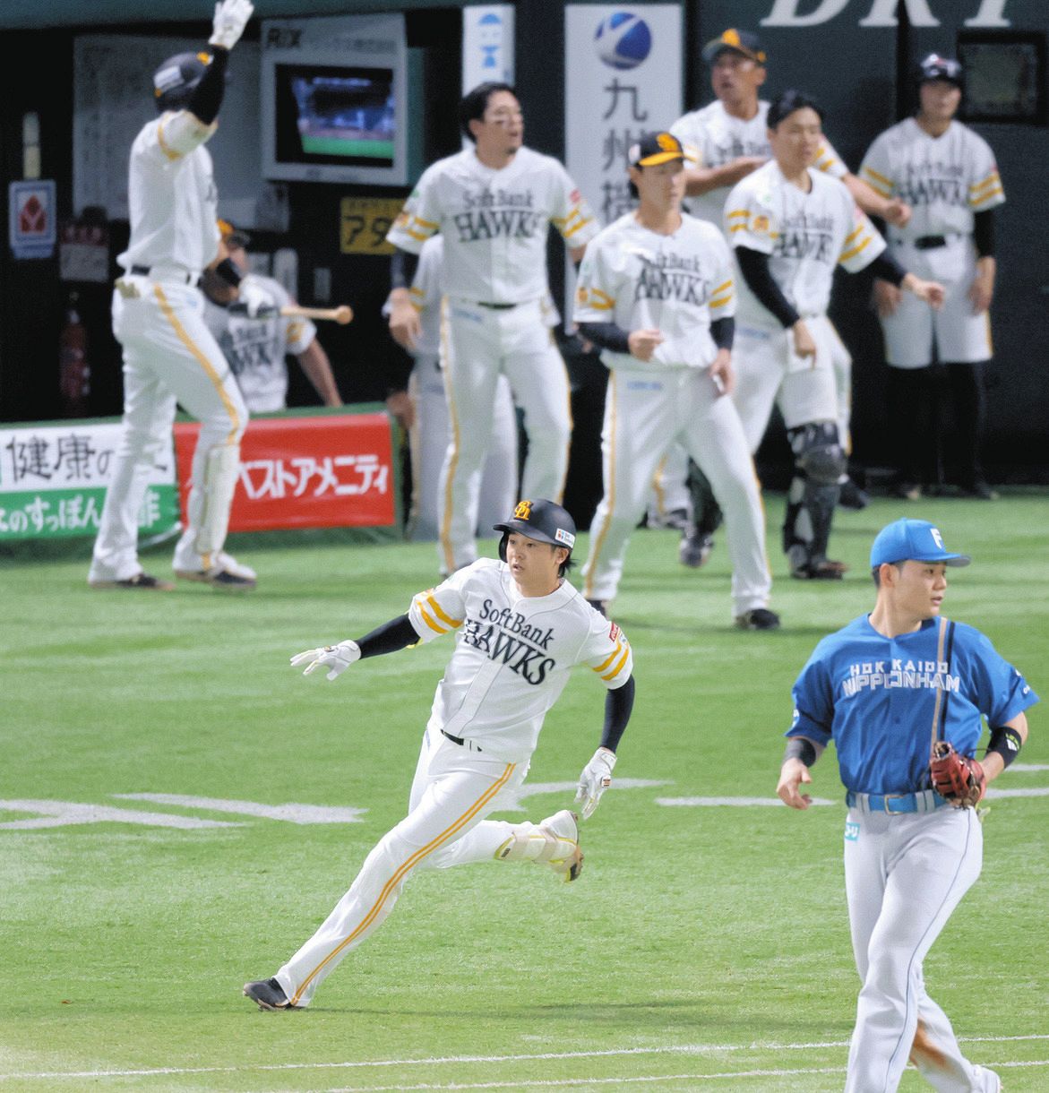 ◇ソフトバンク・川瀬晃、5回2死満塁勝ち越しタイムリーに球場全体から