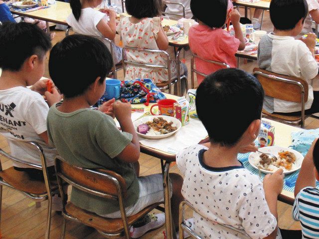 牛丼を食べる子どもたち＝長浜南部学校給食センター提供

