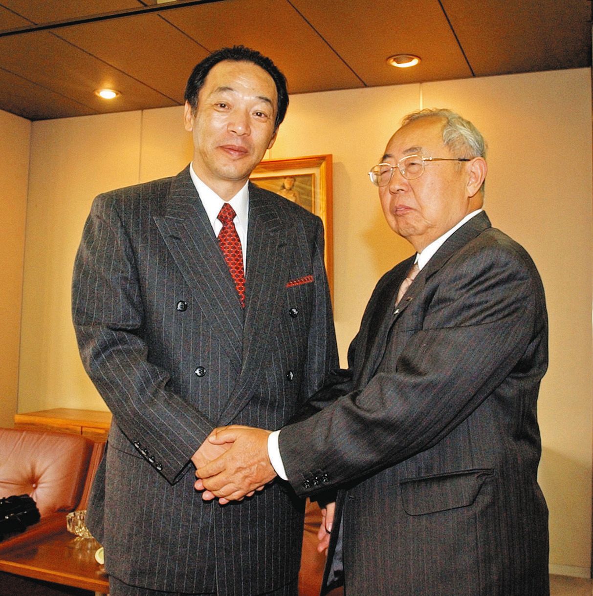 【写真】落合博満新監督と握手する大島名誉オーナー:中日スポーツ・東京中日スポーツ