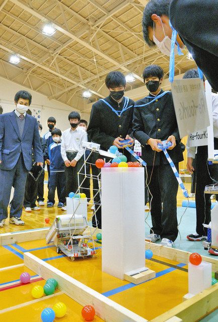 真剣な表情でロボットを操作する生徒たち＝福井市の科学技術高で 