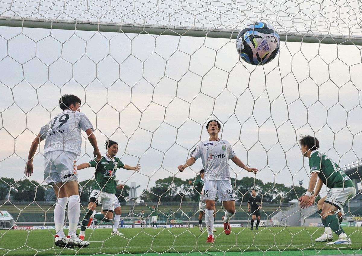 FC岐阜　柏木陽介元選手　勝利試合　直筆サインカメラレンズ 2_720x.jpg?v=1701677938