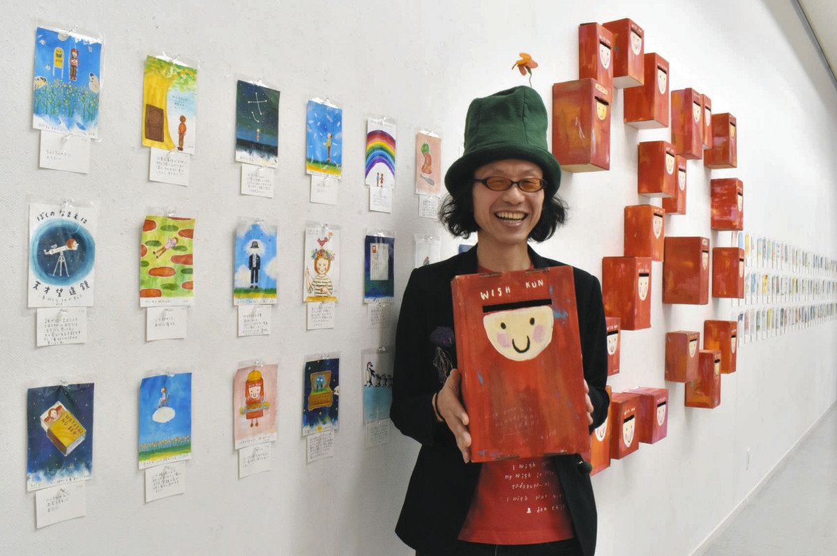 「誰かの願い事」を絵や詩にした絵はがきを紹介するドンさん＝名古屋市東区の市民ギャラリー矢田で
