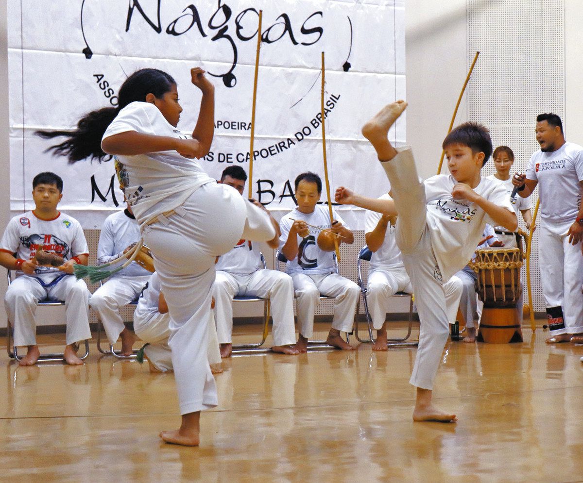 ブラジル発の伝統武術・カポエイラに熱中 浜松市内で昇段式：中日新聞