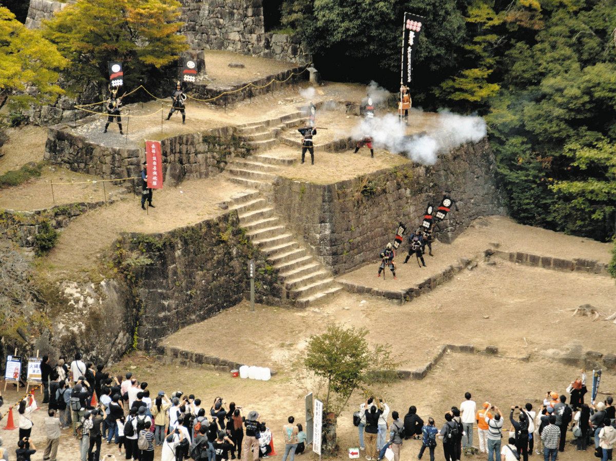 大矢倉で繰り広げられた鉄砲隊の演武＝中津川市苗木の苗木城跡で
