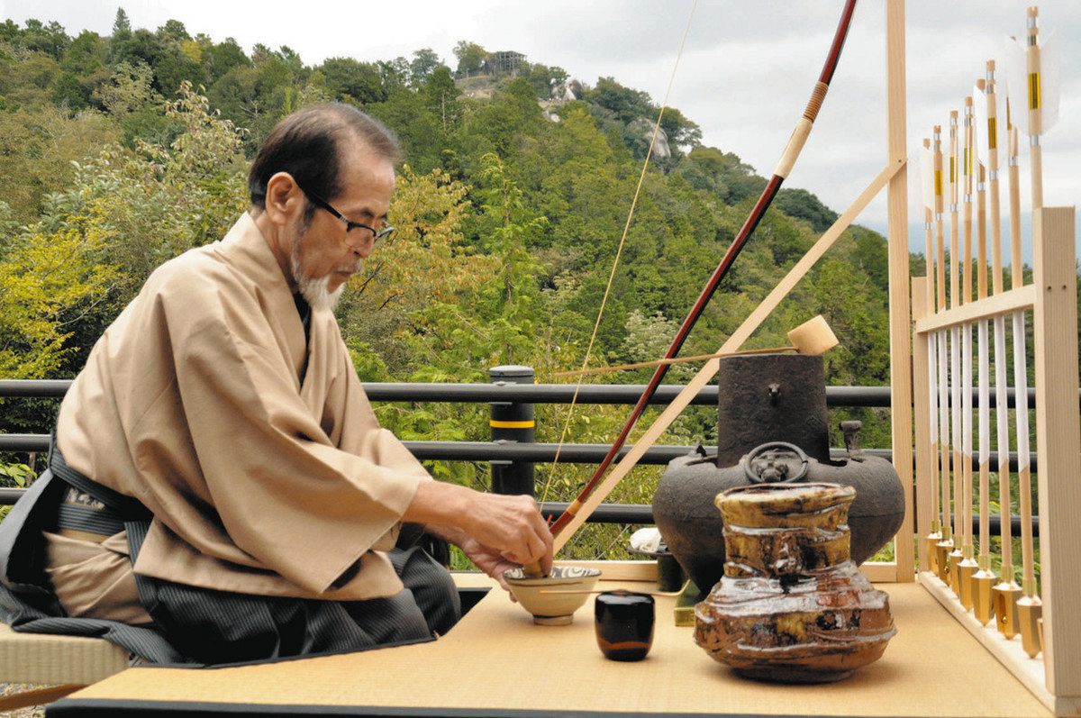 苗木城跡を背景にお茶を点てる中津川茶道文化連盟のメンバー＝中津川市苗木で
