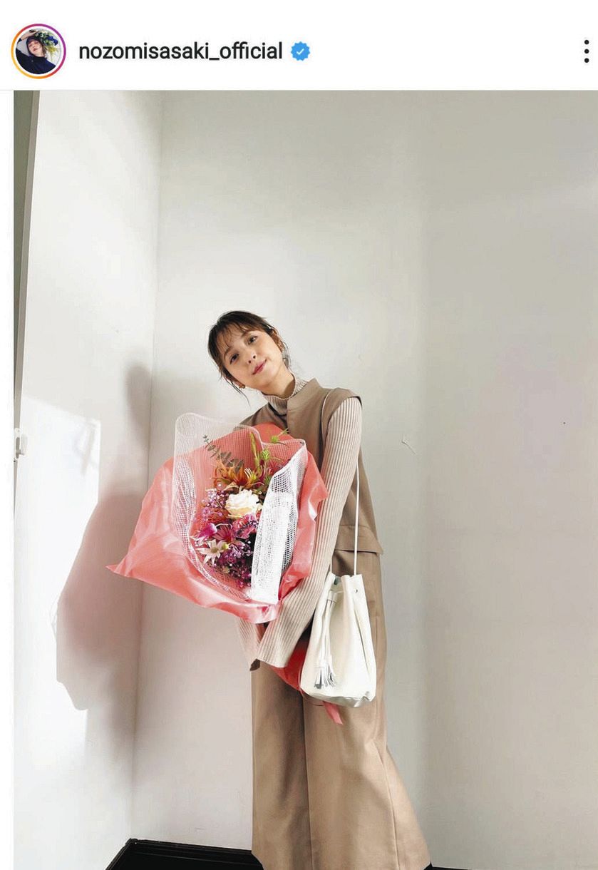 ◇佐々木希、ゆったりコーデ 花束を手に【写真】：中日スポーツ・東京
