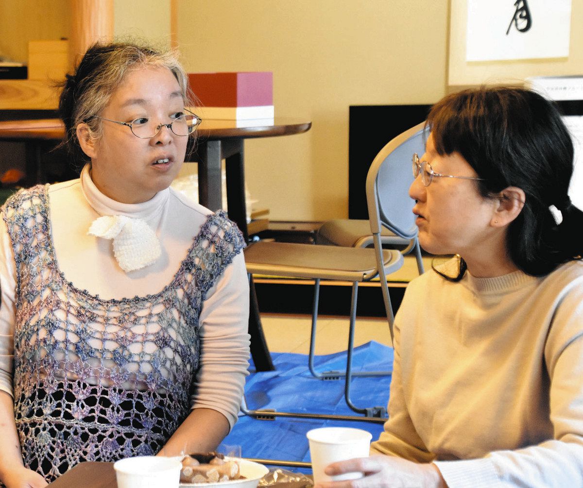 被災者の話に耳を傾ける北原麻由子さん（左）＝石川県穴水町大町で 