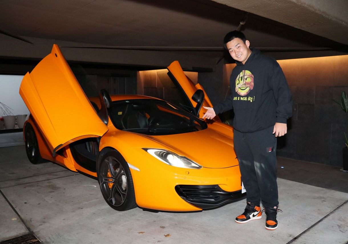 ◇小笠原慎之介、購入した超高級車を前にポーズ【写真】：中日スポーツ