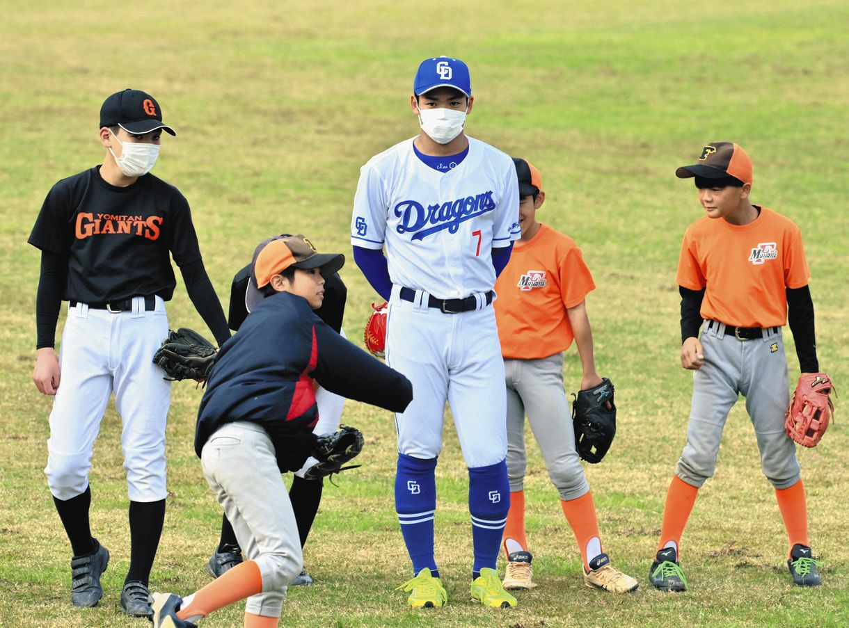 中日】根尾昂らキャンプ読谷組10選手が地元児童を指導「勉強にもなり