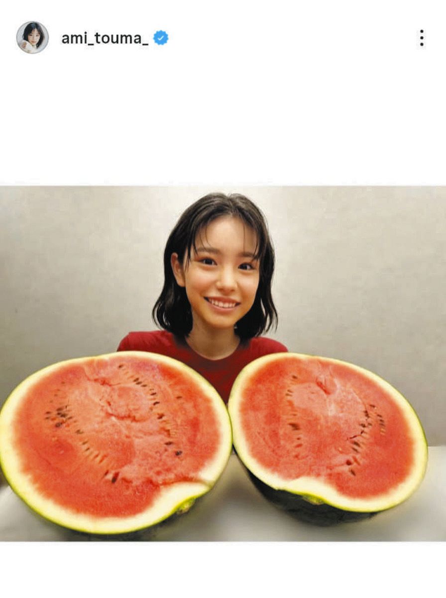 ◇當真あみ「夢中で食べてました」顔よりデッカイ夏の果実の王様【写真
