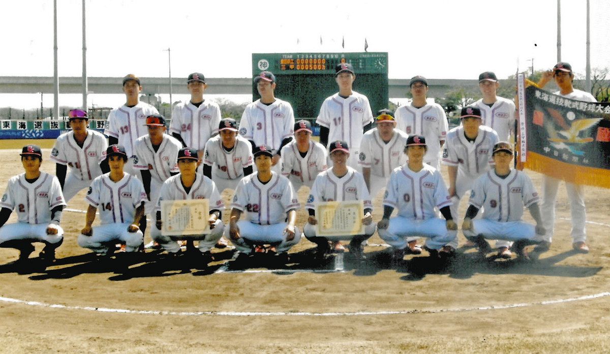 優勝した三甲＝神戸町ごうどローズスタジアムで
