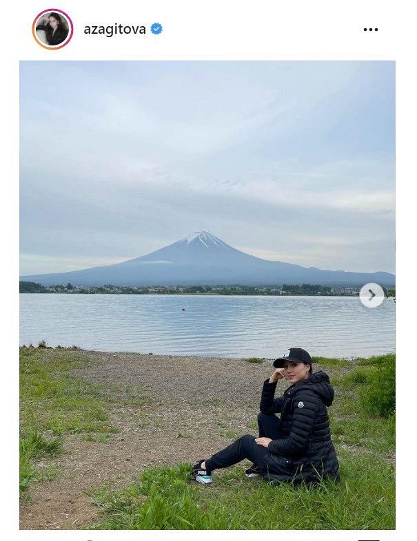 写真 富士山をバックにポーズをとるザキトワさん 中日スポーツ 東京中日スポーツ