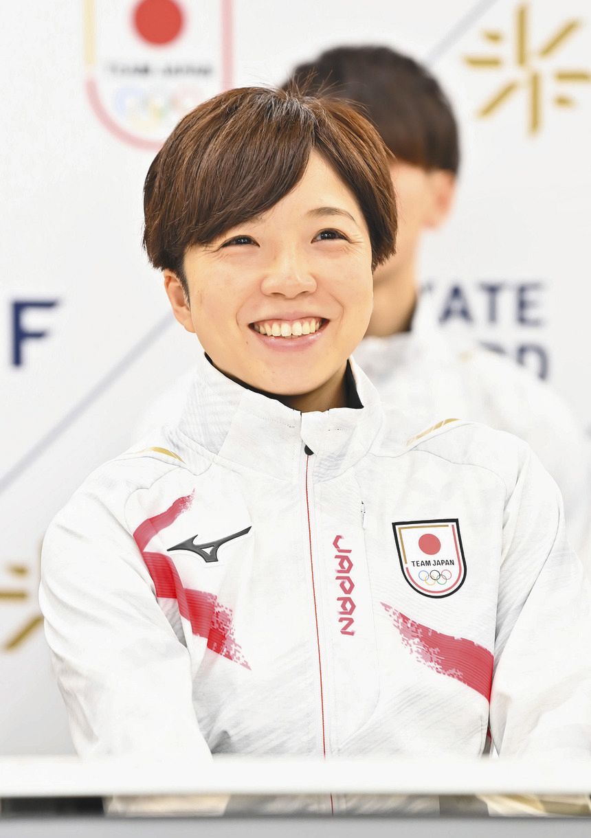 会見で笑顔を見せる北京五輪日本代表に選ばれた小平奈緒