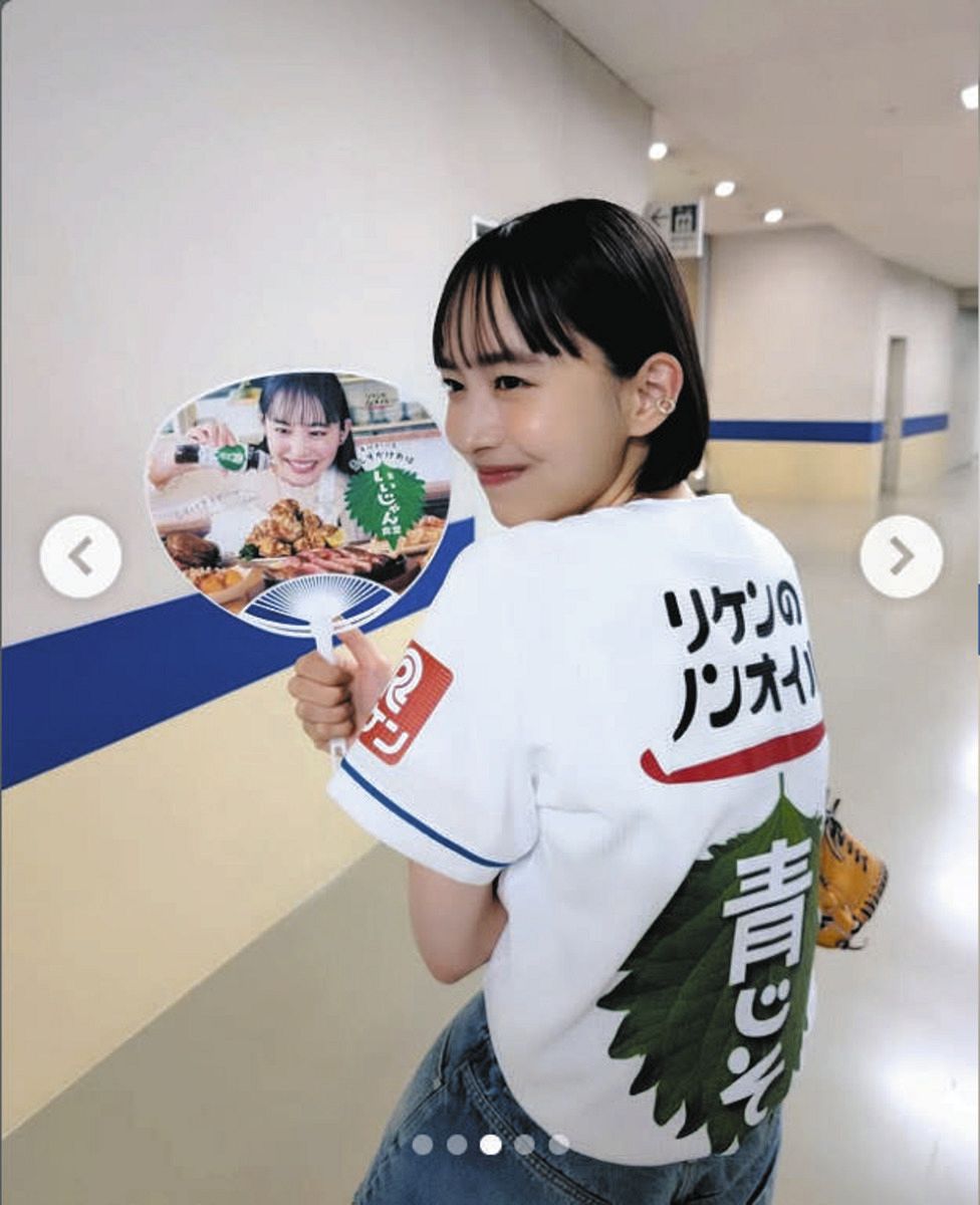 井桁弘恵 ホワイトTシャツ ◇井桁弘恵、斬新なデザインのTシャツ、美脚も披露【写真複数