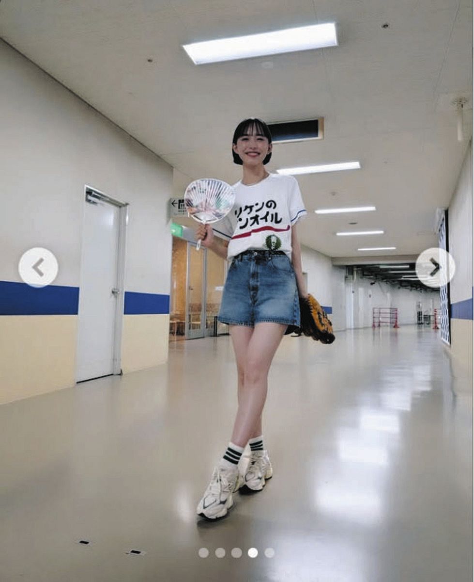 井桁弘恵 ホワイトTシャツ ◇井桁弘恵、斬新なデザインのTシャツ、美脚も披露【写真複数