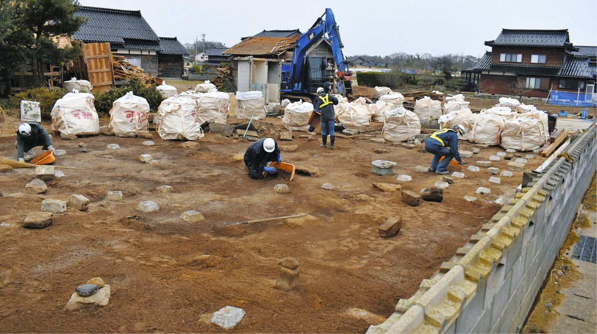 地震で母屋や蔵が損壊、復旧断念 記者の父の実家 公費解体 富来：北陸