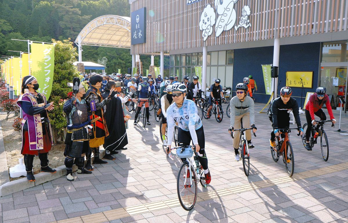 武将らに見送られてスタートする参加者たち＝土岐市土岐ケ丘のテラスゲート土岐で
