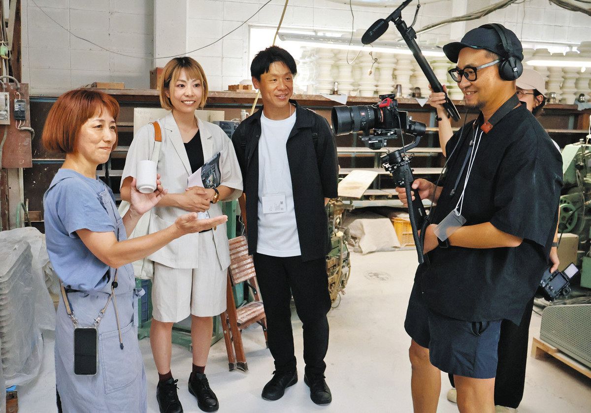 窯元での視察の場面を撮影するカメラマンら＝土岐市下石町の晋山窯ヤマツで
