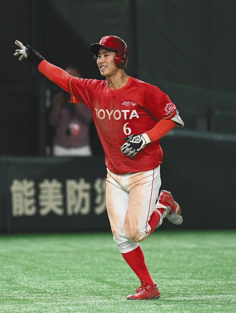 NTT東日本―トヨタ自動車　４回表トヨタ自動車無死、本塁打を放ち笑顔でダイヤモンドをまわる佐藤