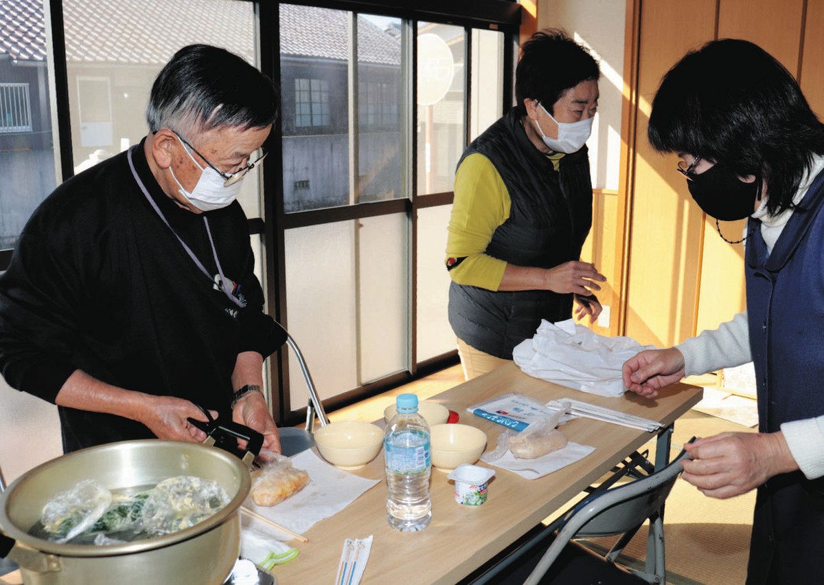 災害時に洗い物を出さない調理方法を河村さん（右）から学ぶ参加者＝豊山町の下青山公民館で 