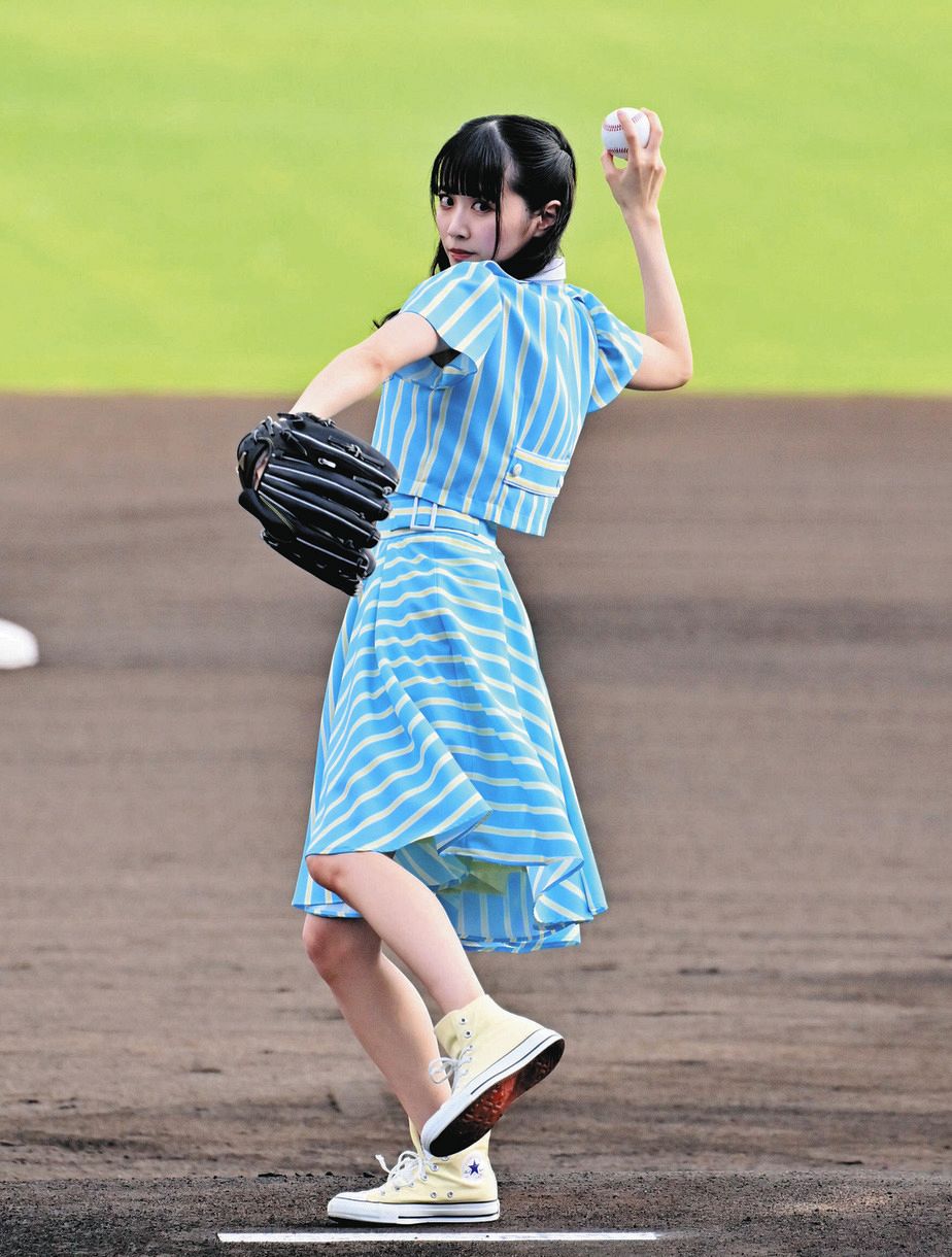 「山なりにあそこまでいくのか」STU48中村舞 豪快に振りかぶり始球式…音響トラブルも【オールスター】:中日スポーツ・東京中日スポーツ