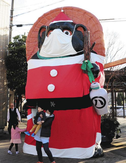 駅前の大たぬき サンタ姿に変身 信楽町 中日新聞web