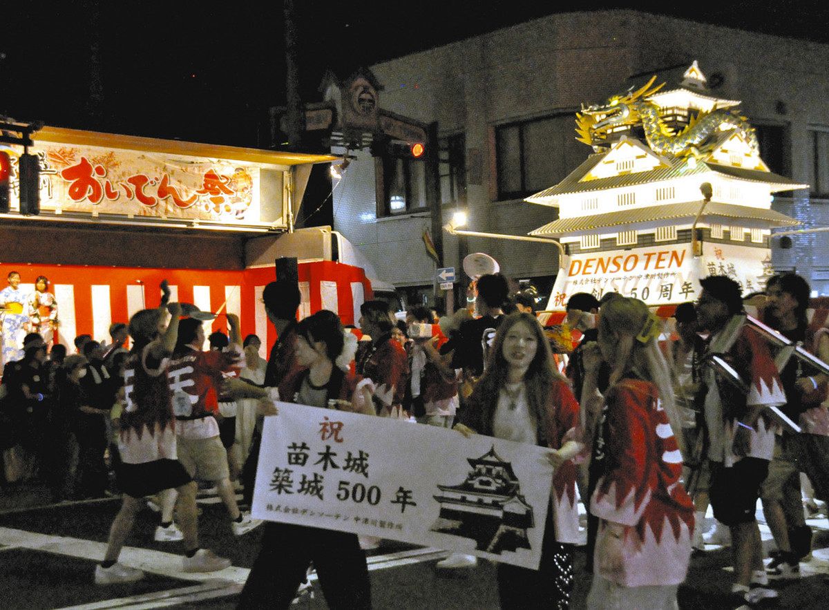 趣向を凝らしたみこしが練り歩いたおいでん祭のクライマックス＝中津川市中心部で

