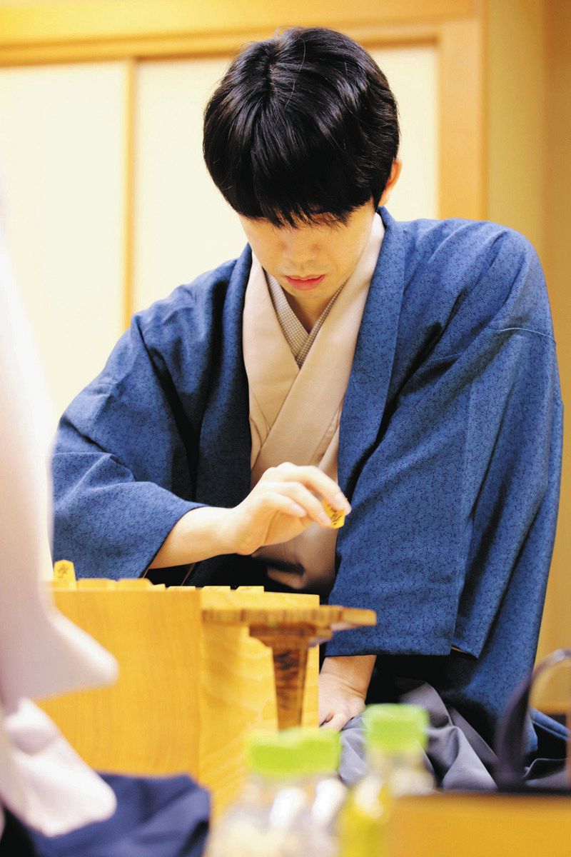 藤井聡太棋王、『ファンサービス』の52分長考！？同時間にテレビでも