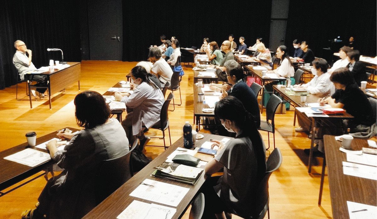 1年延長して、この秋も開催された講座。受講者の約半数はリピーターが占めている＝津市の久居アルスプラザで
