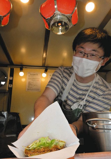 味が自慢の中華ホットロールを見せる「熊猫厨房」の井上さん＝東浦町森岡で