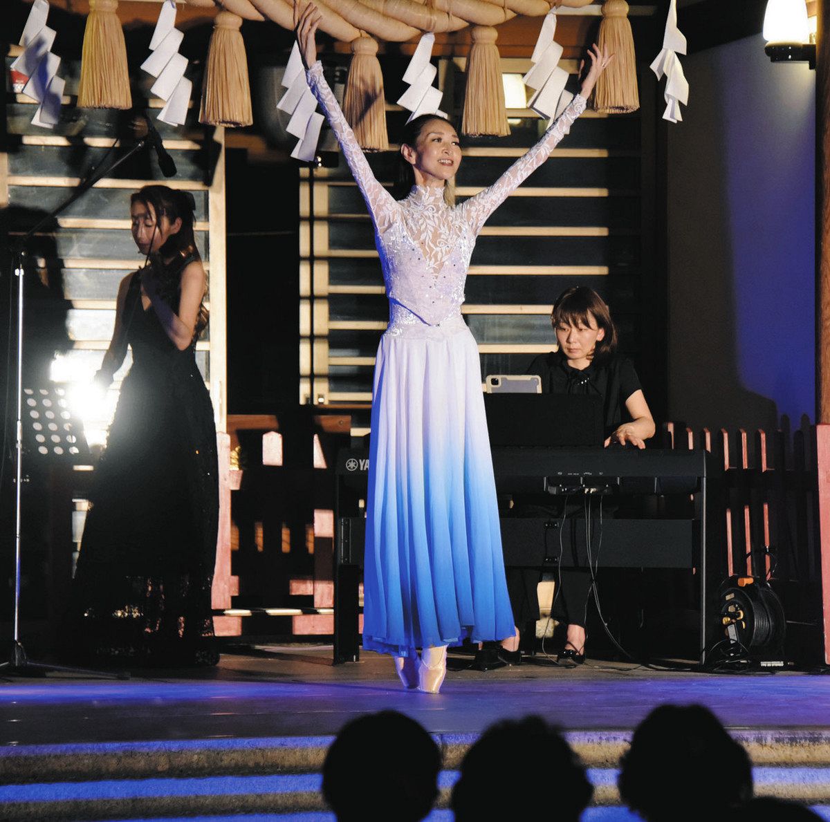 生演奏に合わせてバレエが披露された昨年のコンサート＝多治見市御幸町で