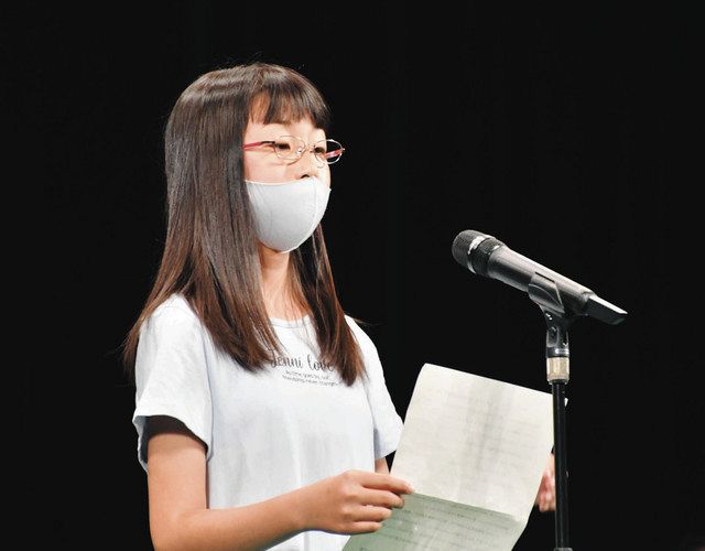 学校での取り組みを紹介する白鳥小の鈴木さん＝名古屋市中区の日本特殊陶業市民会館で