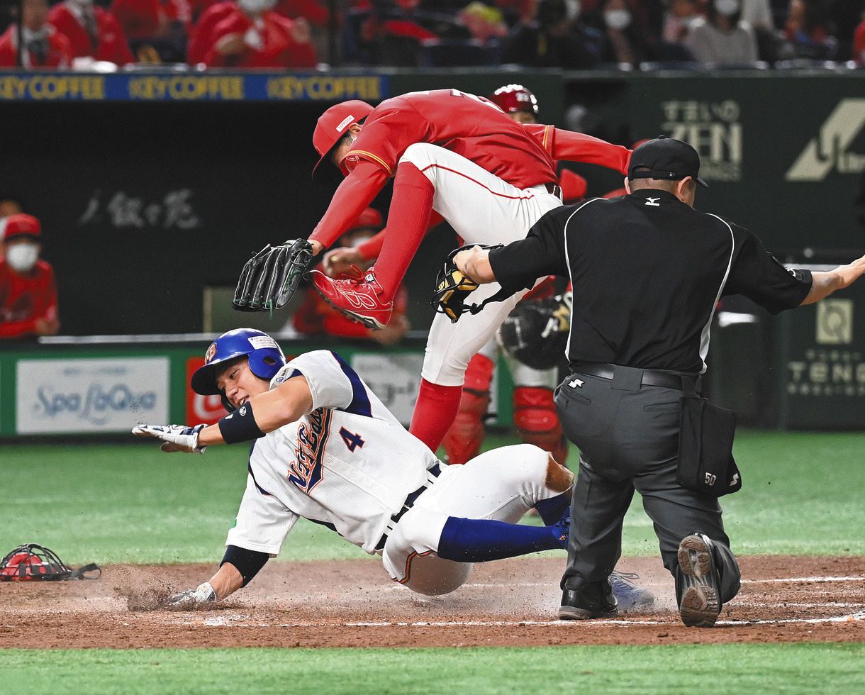 4回裏NTT東日本1死満塁、打者下川のとき、暴投の間に三走火ノ浦（左）が生還。投手・川尻