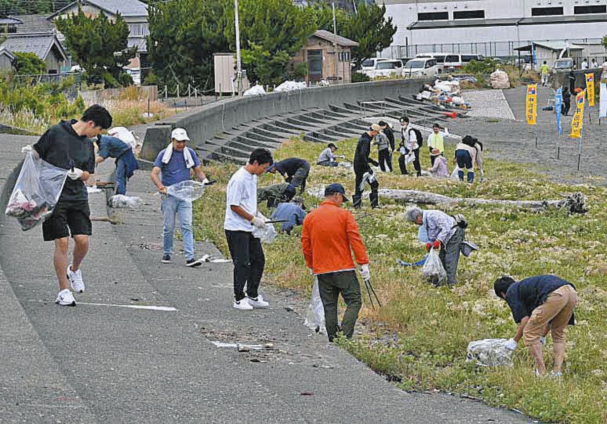 美浜の海水浴場で200人がごみ拾い クリーン・ザ・シー・キャンペーン：中日新聞Web