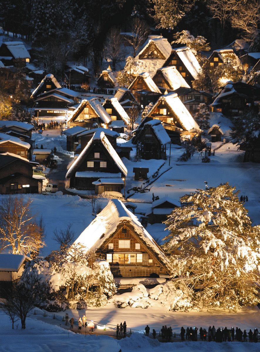 動画】闇夜に浮かぶ合掌造り、雪化粧の白川郷でライトアップ始まる：中
