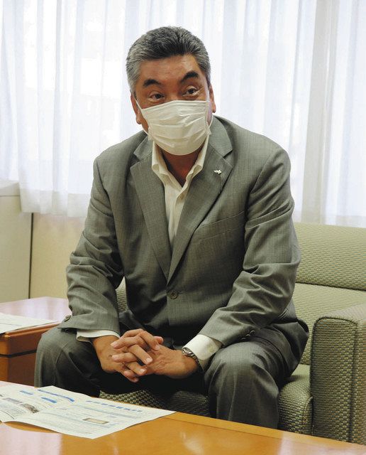 マスク専用工場の概要を話す島田貴也社長＝浜松市役所で 